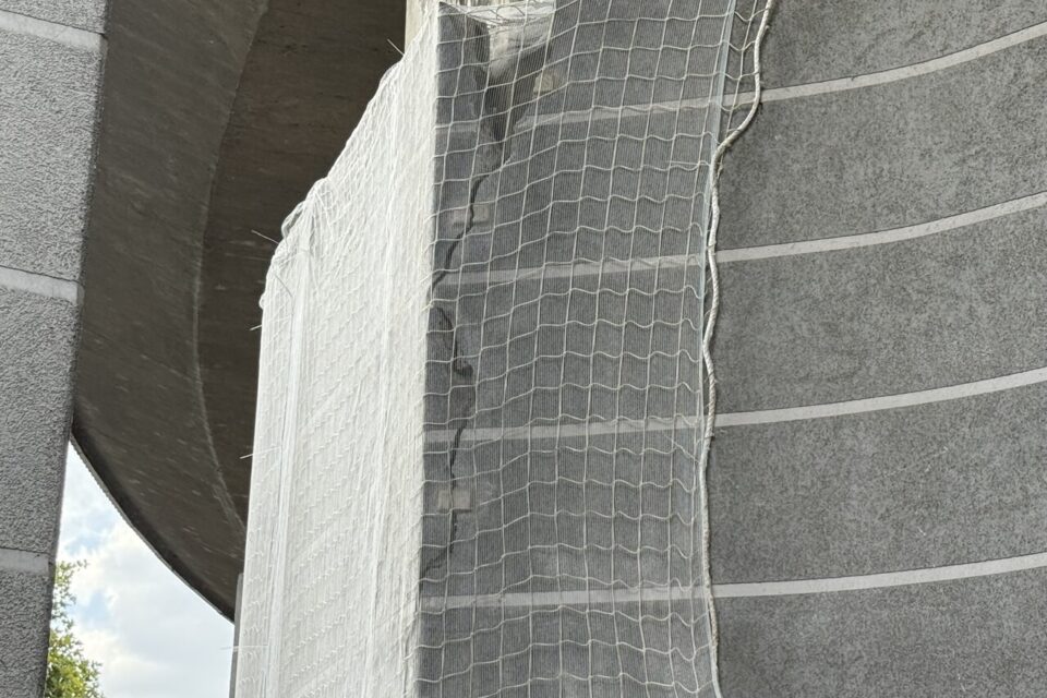Une fissure visible sur le pilier en béton de la bretelle routière. 