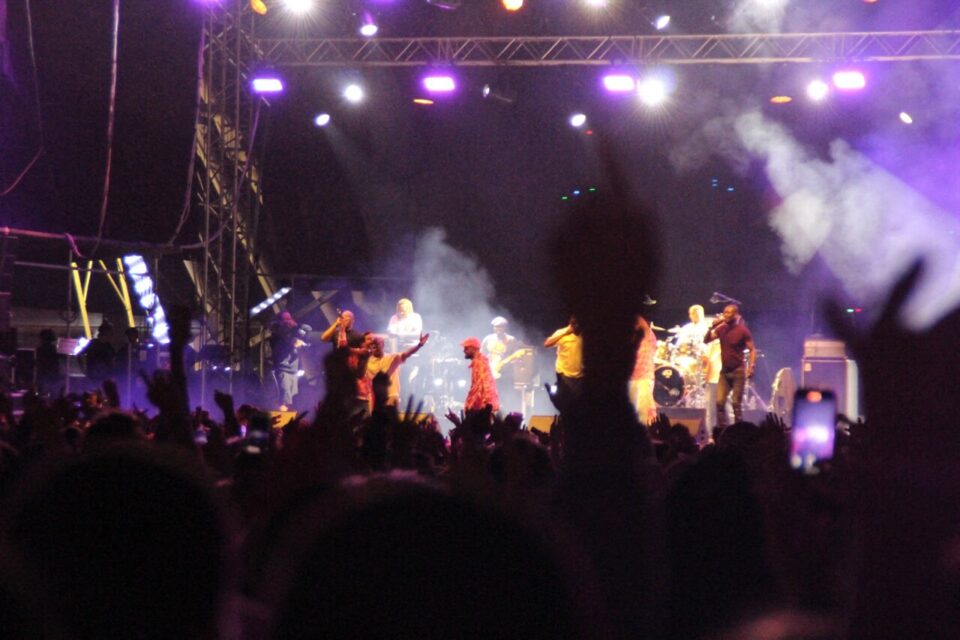 La foule en délire alors que Bigflo et Oli rejoignent Ninho & Niska sur la scène du Rose Festival, vendredi 29 août 2025. 