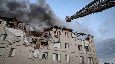 Un immeuble de Kharkiv touché par une frappe russe, le 18 août 2025.