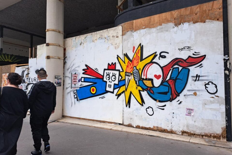 Rencontre entre le personnage de Mascarade et celui de Jace. On le retrouve dans l'avenue Foch sur un espace en travaux bien connu des amateurs de street art et autres collages. 