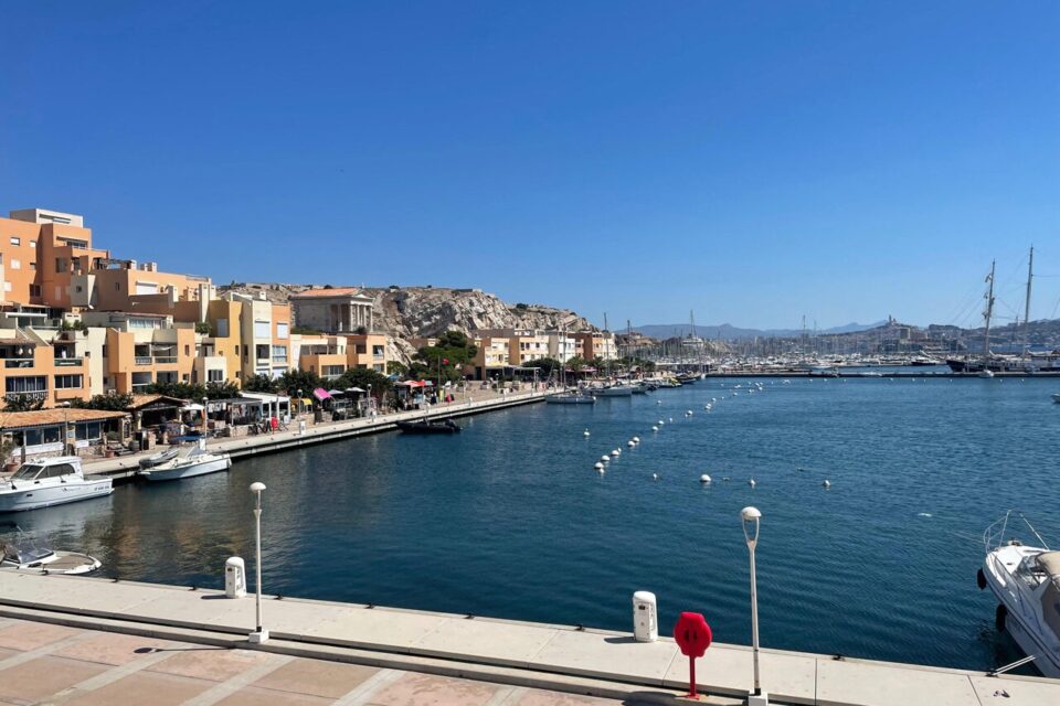 Le port du Frioul, vide de tout visiteur à l'heure du déjeuner le 22 août 2025.