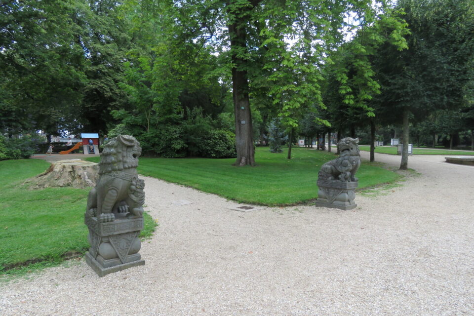 L'emplacement du futur jardin chinois, sur la partie haute du parc, avec les deux lions offerts par la ville de Ningbo. 