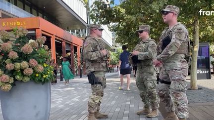 Depuis deux semaines, Washington (États-Unis) est arpenté par des militaires de la Garde nationale. Mais depuis deux jours, ces derniers sont armés sur demande de Donald Trump qui dit vouloir lutter contre l'immigration et la criminalité.