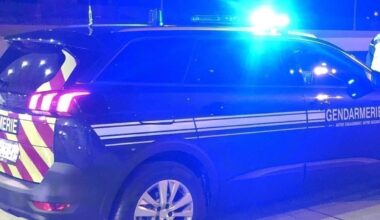 un cambrioleur encagoulé et ganté arrêté avec une disqueuse en main