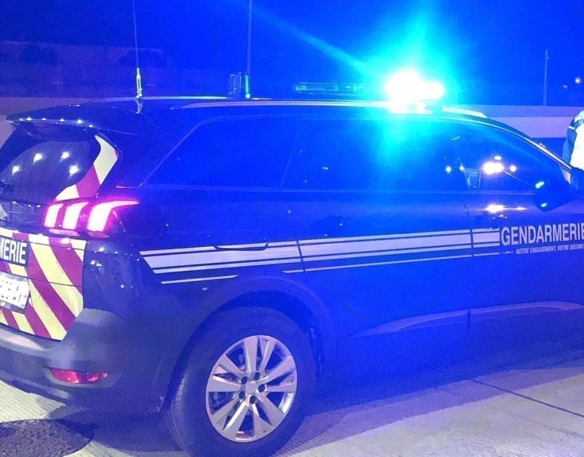 un cambrioleur encagoulé et ganté arrêté avec une disqueuse en main