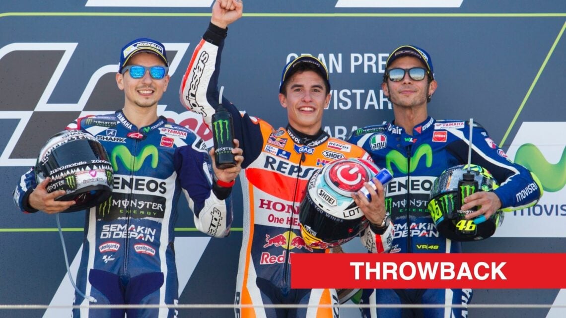 Le pilote Honda Marc Marquez célèbre sa victoire au Grand Prix d'Aragon 2016 avec Jorge Lorenzo et Valentino Rossi de Yamaha