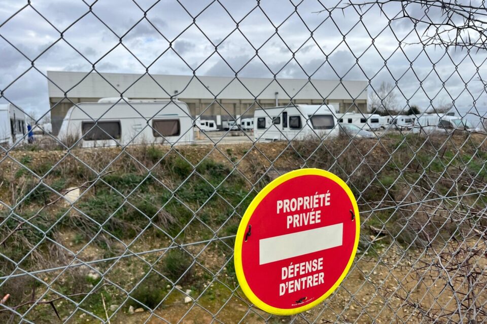 Faute de possibilités, et dans des aires de passage trop vétustes, les gens du voyage s'installent souvent sur des terrains de façon illégale.