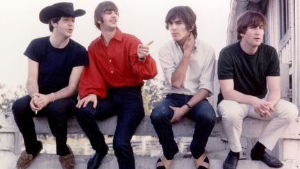 Paul McCartney, Ringo Starr, George Harrison et John Lennon des Beatles font un break sur le tournage du film "Help!" en Grande-Bretagne, le 25 août 1965. (MICHAEL OCHS ARCHIVES / MICHAEL OCHS ARCHIVES / GETTY IMAGES)