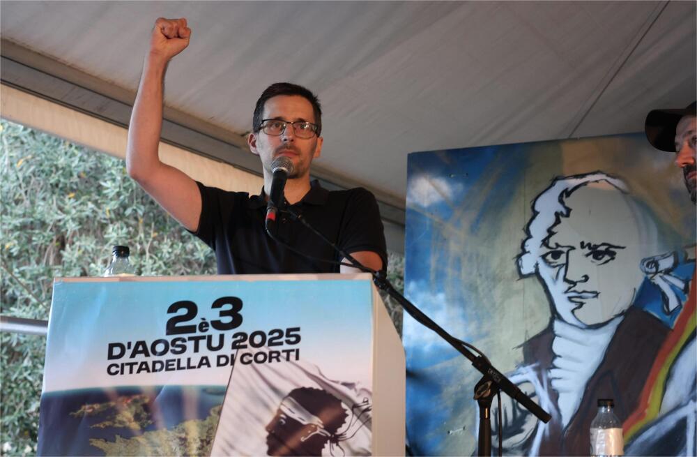 En tribune, Petru Antone Tomasi, porte-parole de Nazione, a notamment rappelé la position de son parti, en désaccord total avec le projet d'autonomie en cours.