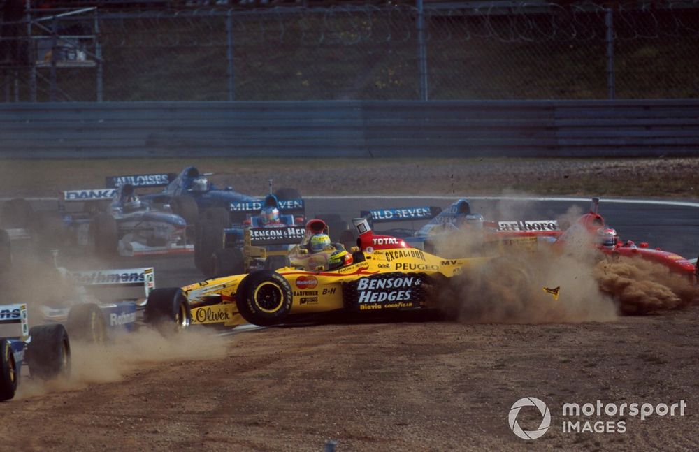 Giancarlo Fisichella, Jordan heurte Ralf Schumacher, Jordan, qui percute son frère Michael Schumacher,  Ferrari