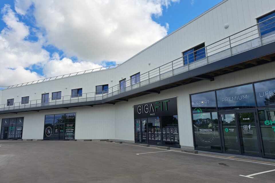 Au premier étage, la salle de sport Gigafit s'est installée. Juste au-dessus des bureaux sont en cours de livraison et en attente de location.