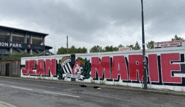 ce graff près du Roazhon Park interroge sur les réseaux sociaux