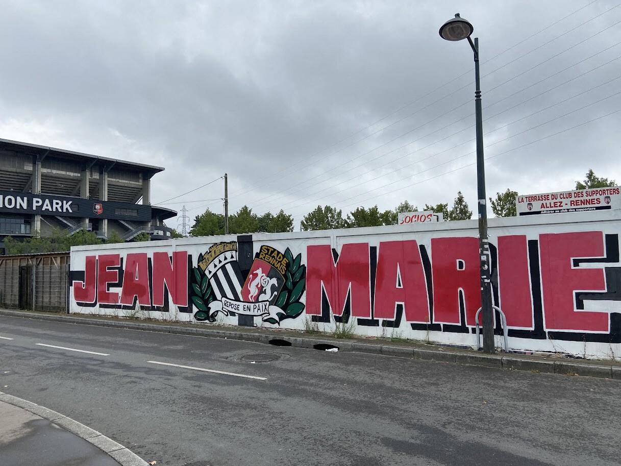 ce graff près du Roazhon Park interroge sur les réseaux sociaux