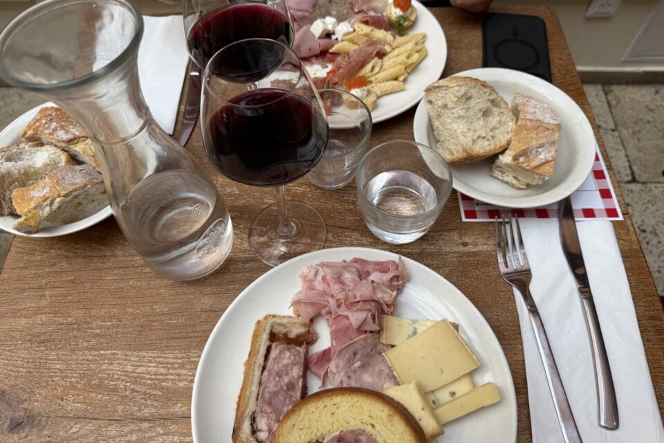 L'entrée à base de fromages, de charcuterie et de saucisson brioché ou de pâté en croûte aux Grands Buffets Lyonnais.