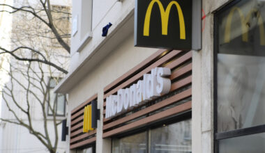 il blesse le manager du McDonald’s à coups de couteau pour avoir refusé de le rembourser, la justice le rattrape
