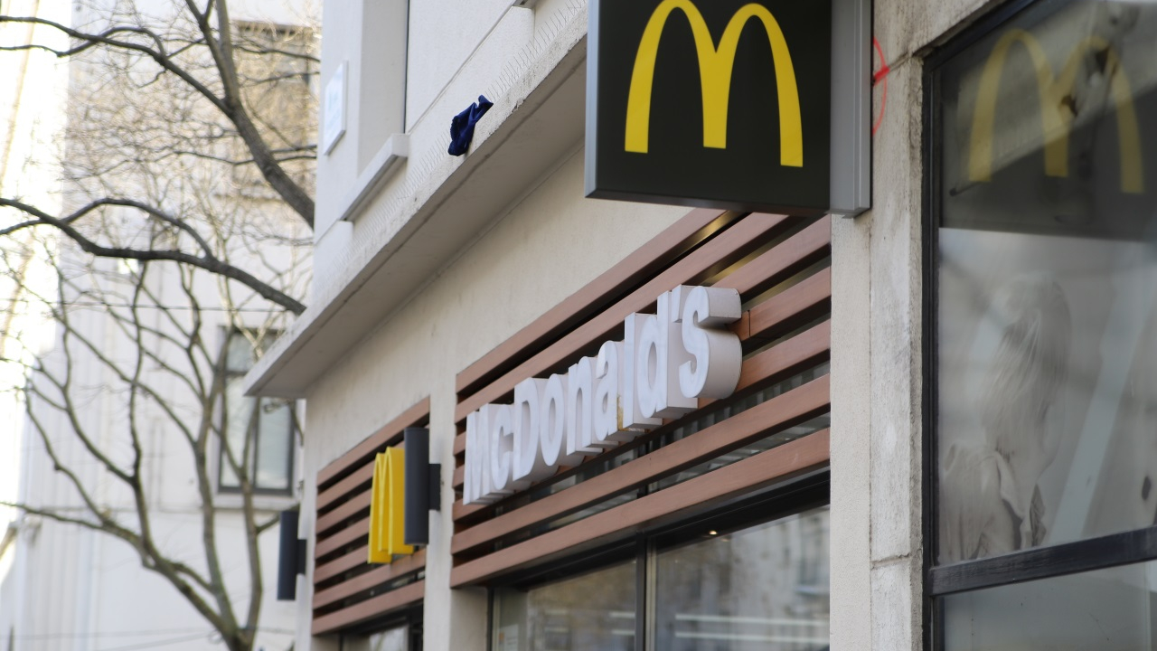 il blesse le manager du McDonald’s à coups de couteau pour avoir refusé de le rembourser, la justice le rattrape