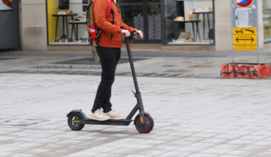 le trottinettiste percute de plein fouet une portière qui s'ouvre devant lui