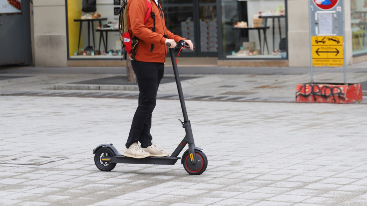 le trottinettiste percute de plein fouet une portière qui s'ouvre devant lui