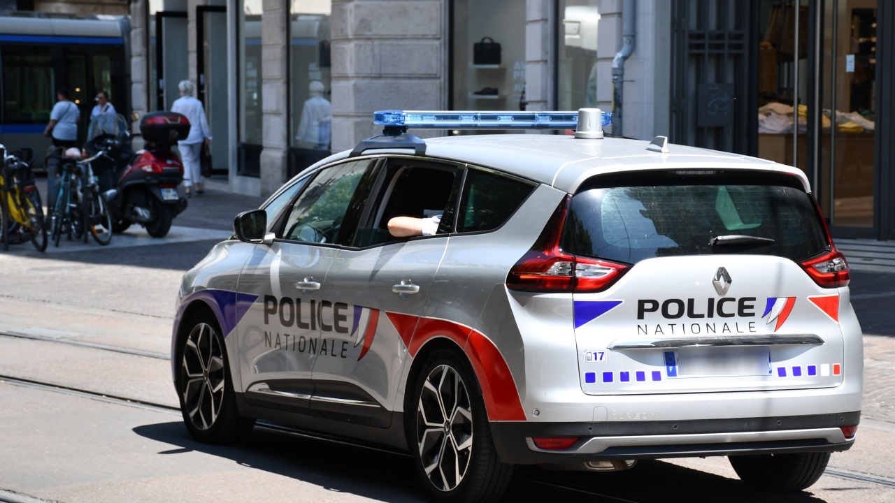 soupçonné de tirer en l'air avec un fusil de chasse, il est arrêté