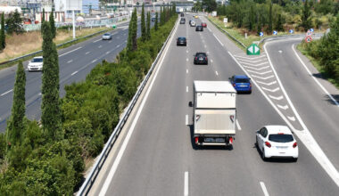 un poids lourd transportant du gravier se couche sur l’A49, le conducteur légèrement blessé