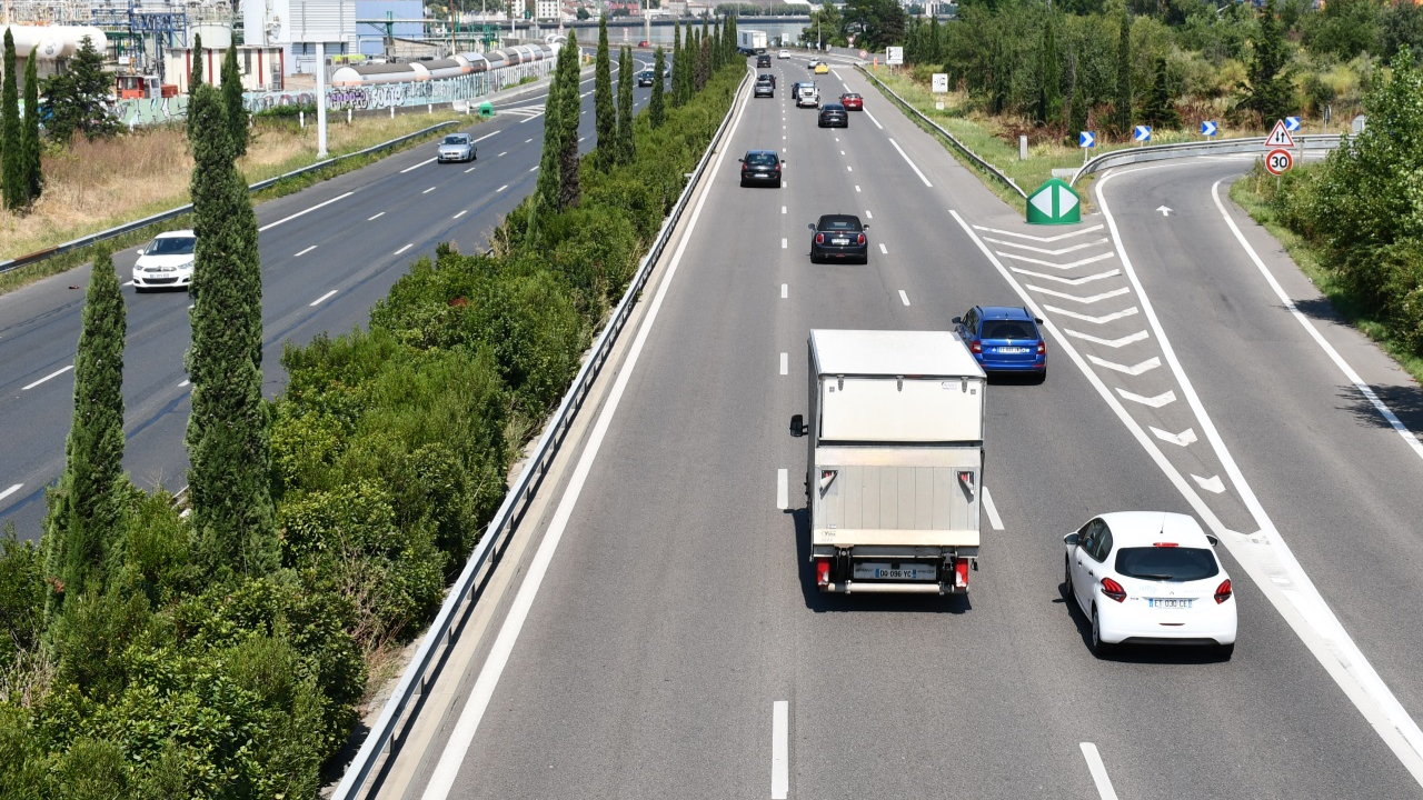 un poids lourd transportant du gravier se couche sur l’A49, le conducteur légèrement blessé