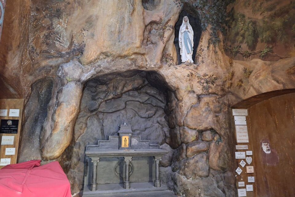 L'église abrite une reconstitution de la grotte de Lourdes.