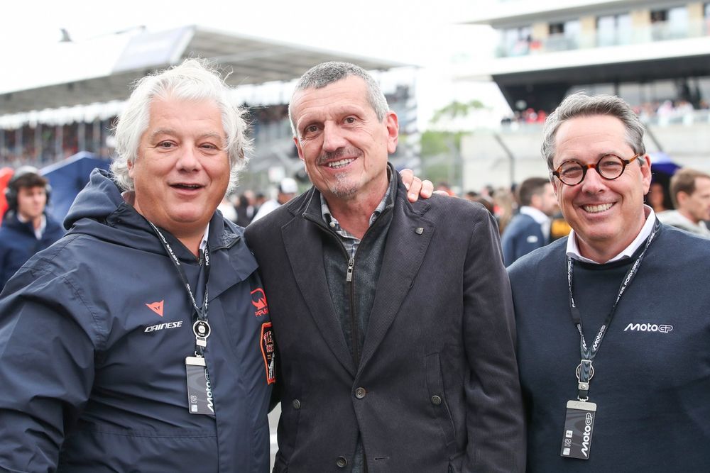 Günther Steiner, aux côtés de Paolo Campinoti, propriétaire de Pramac Racing, et Dan Rossomondo, directeur commercial de Dorna, lors d'une visite dans le paddock MotoGP cette année.