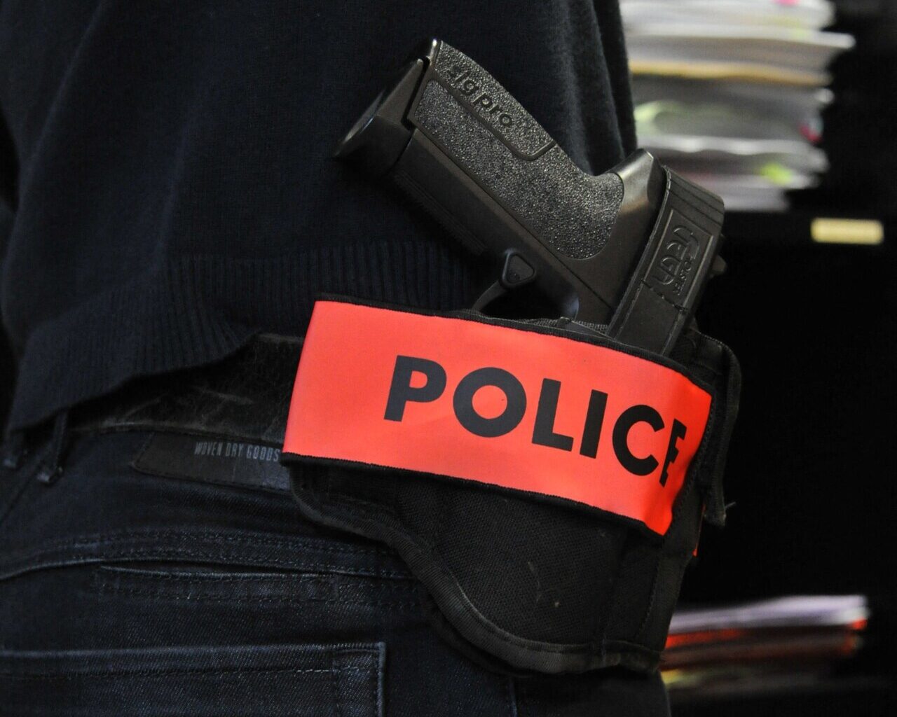 Il pensait passer incognito mais attire l'attention de la police avec son sac