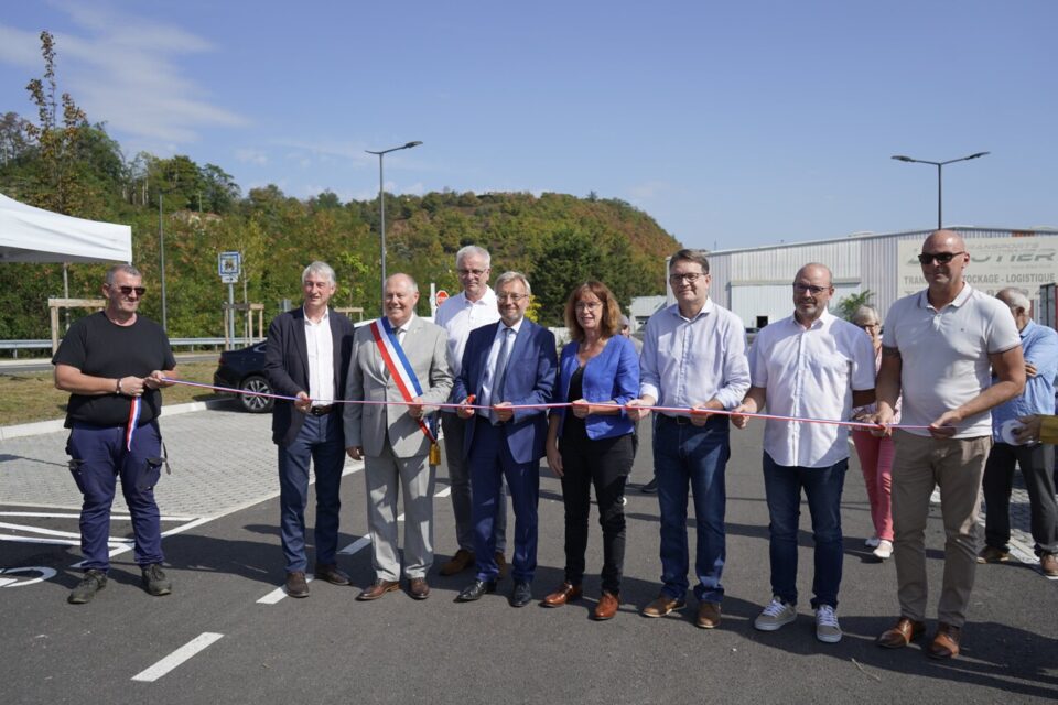 Les autorités et élus locaux dans la commune de La Grand-Croix pour inaugurer la modernisation de l’échangeur autoroutier de l’A47.