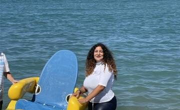 Samia, 22 ans, au service des baigneurs en situation de handicap