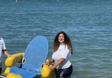 Samia, 22 ans, au service des baigneurs en situation de handicap