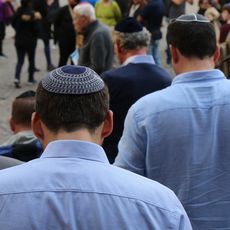 Des personnes portent la kippa lors d'un rassemblement à Francfort, en Allemagne, le 14 mai 2018