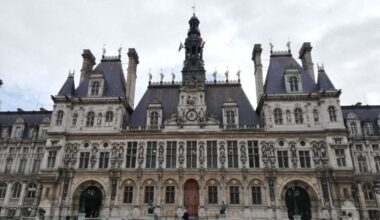 deux hommes urinent sur une femme à la rue avec ses enfants en bas-âge