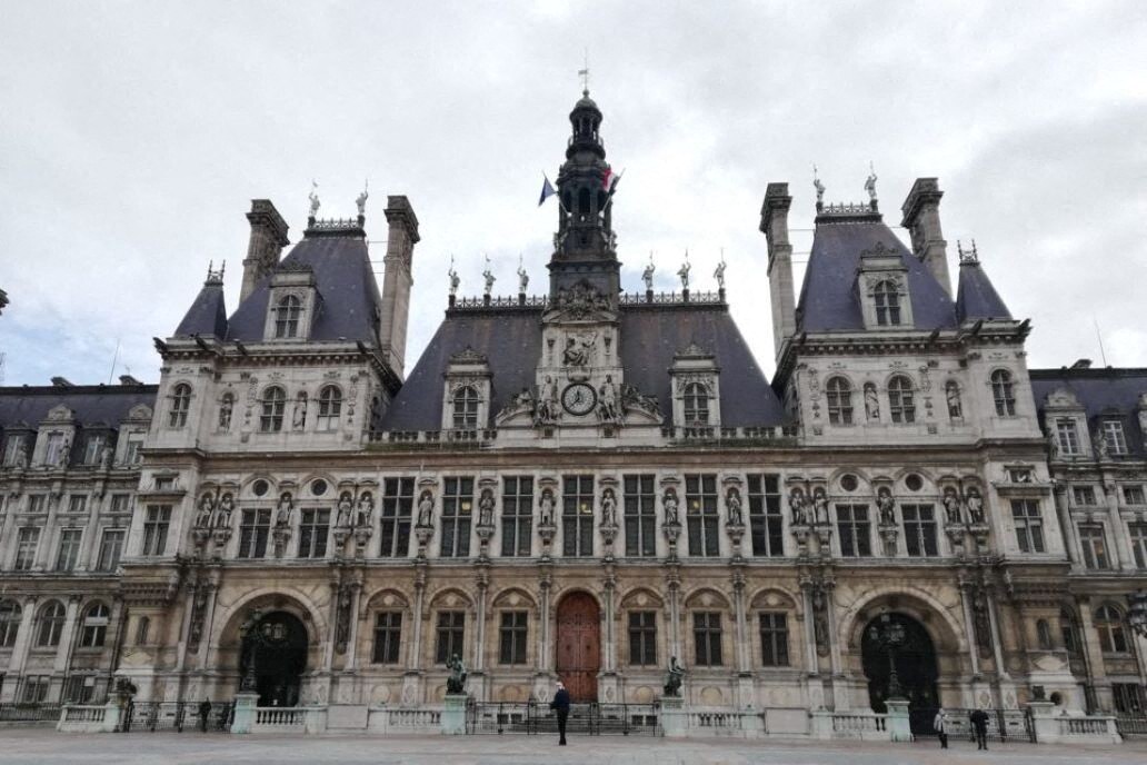deux hommes urinent sur une femme à la rue avec ses enfants en bas-âge