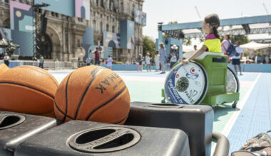 Photo de jeunes jouant au basket-fauteuil.