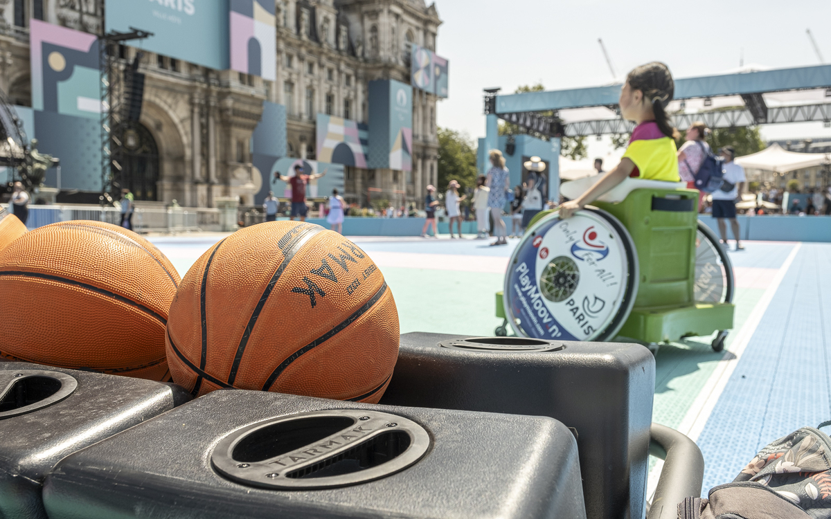 Photo de jeunes jouant au basket-fauteuil.