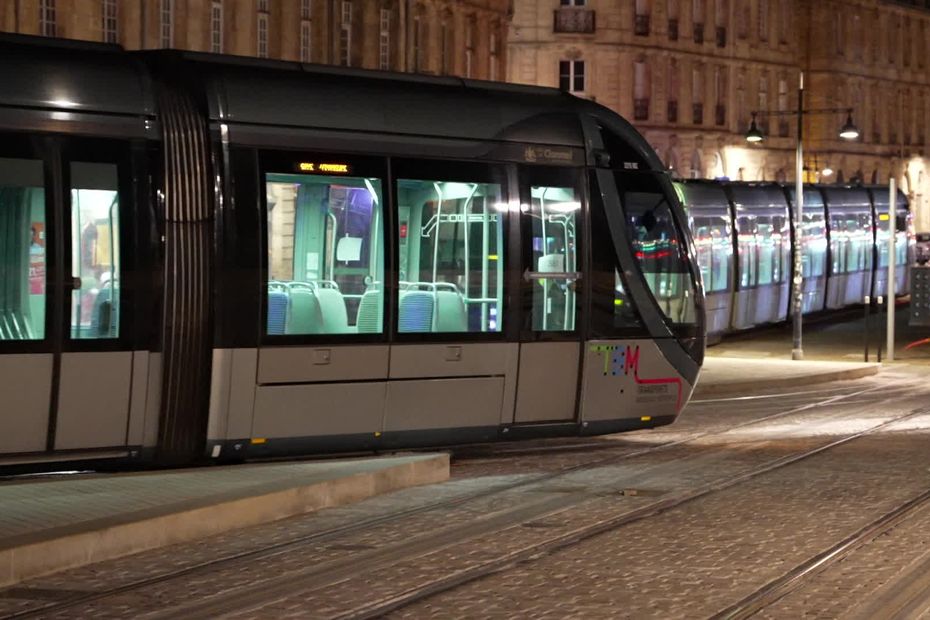 Transports à Bordeaux. Finis les bus relais "bondés, dans lesquels il faisait chaud", réouverture du réseau de tram ce lundi