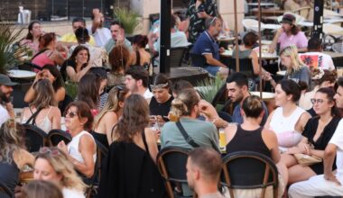 terrasses animées à Marseille, quand les voisins trinquent