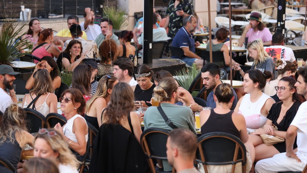 terrasses animées à Marseille, quand les voisins trinquent