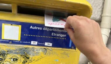 pourquoi les cartes postales résistent alors que tout les condamne ?