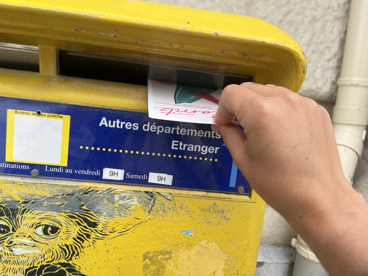 pourquoi les cartes postales résistent alors que tout les condamne ?