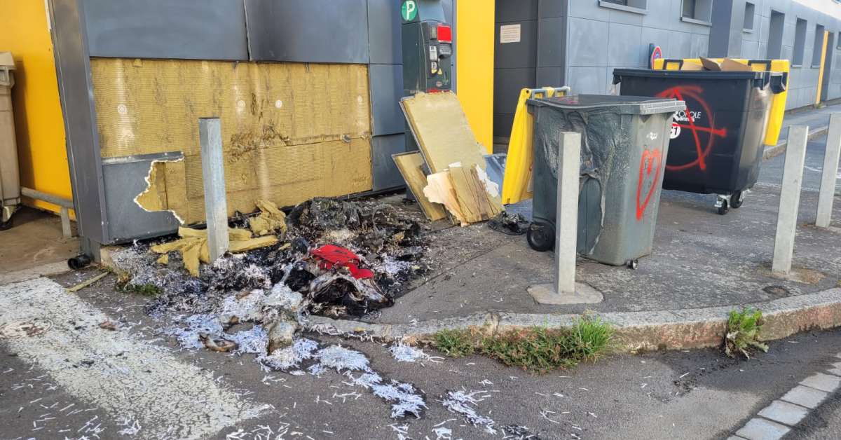 feu de poubelle rue Louis Postel : la façade des bâtiments municipaux touchée