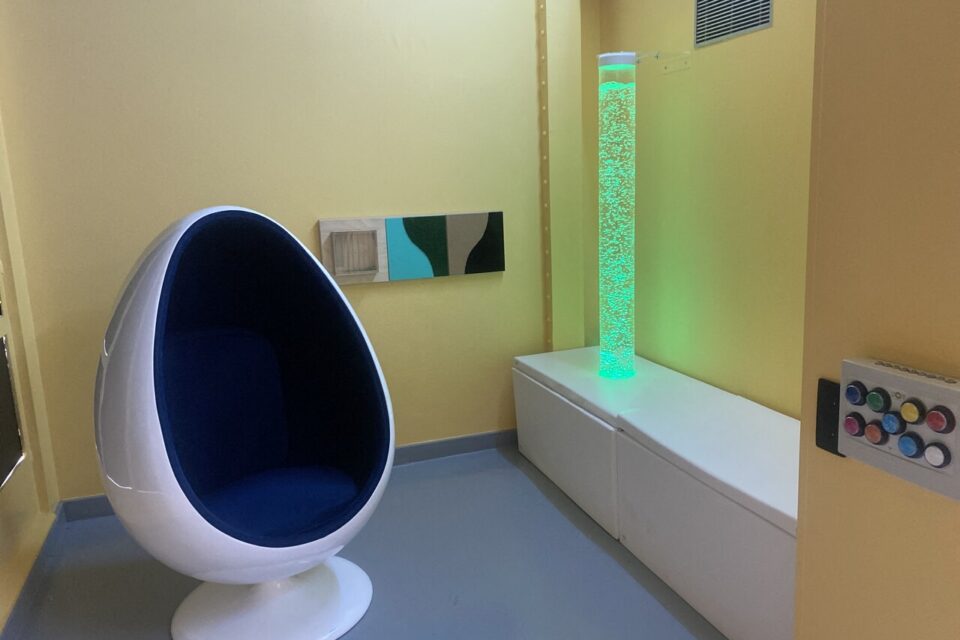 L'espace calme est doté fauteuil acoustique en forme d'œuf, de tableaux sensoriels, d'une colonne à bulles lumineuse...