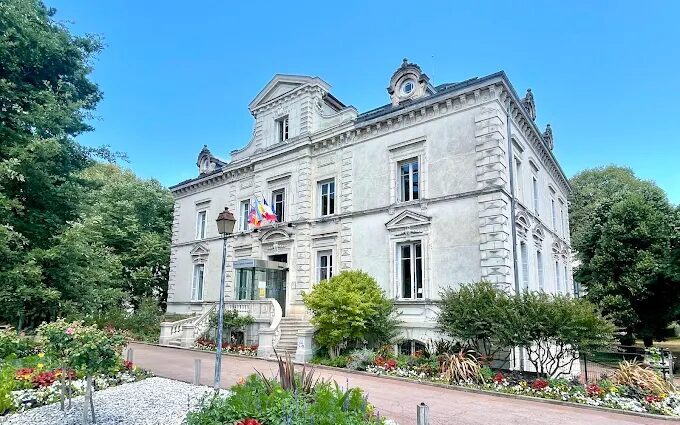 les noms des salles de la mairie du 5e féminisées