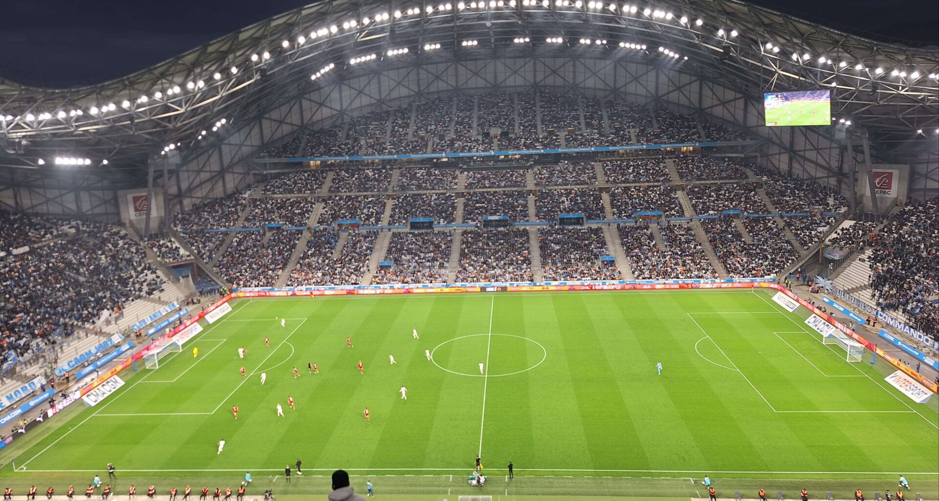 OM-Aston Villa : un Vélodrome plein à craquer et un remerciement aux pompiers
