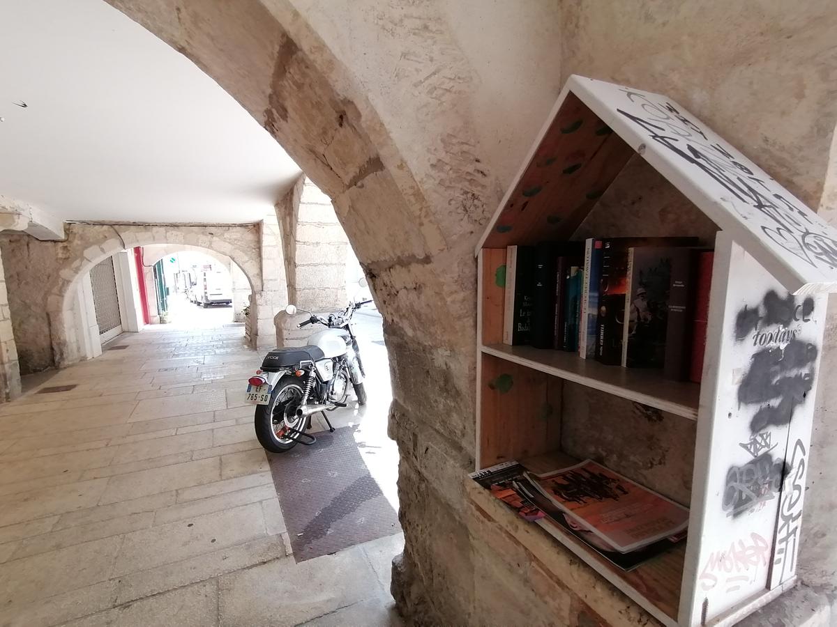 La modeste boîte à livres de la rue du Cordouan.