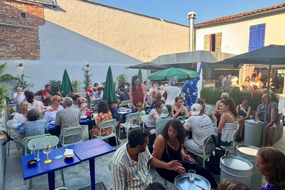 Dès qu'il fait beau, la terrasse de Papi est prise d'assaut ! 