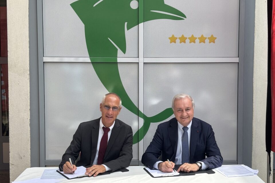 Vincent Gardeau, président des Dauphins du Toec, et Jean-Luc Moudenc, maire de Toulouse, ont signé la cession officielle des parcelles pour le projet Cité de la Natation.