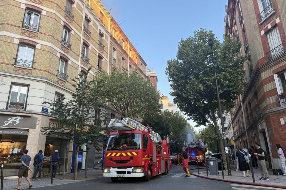 Plusieurs camions de pompiers ont pris place à proximité du sinistre et continuent à se déployer.