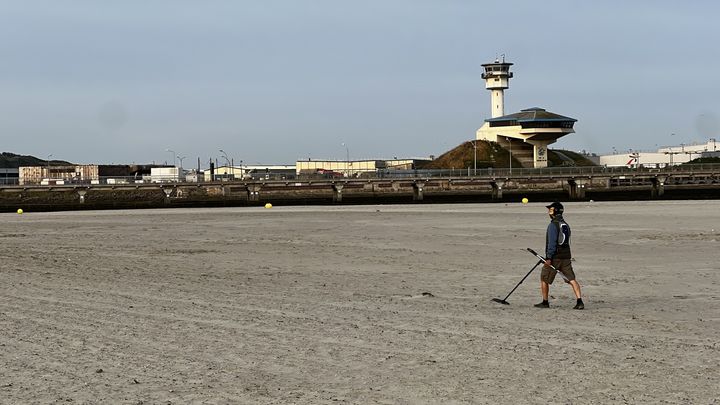 Les détectoristes sont présents sur de nombreuses plages en France. (NICOLAS JOLY / RADIO FRANCE)